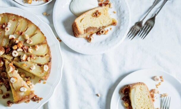 ανάποδο-κέικ-με-αχλάδια-και-σπιτική-πρ-563544211