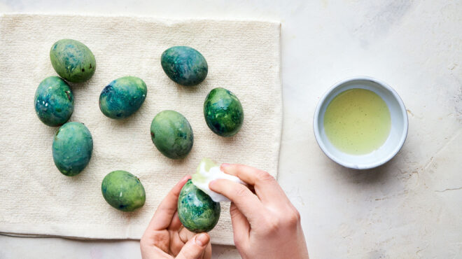 πασχαλινά-αυγά-βαμμένα-με-πράσινο-τσά-563569738