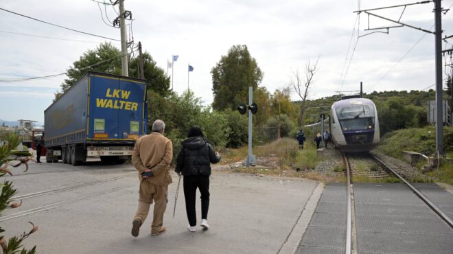 υπ-μεταφορών-ο-οδηγός-του-φορτηγού-παρ-563564158