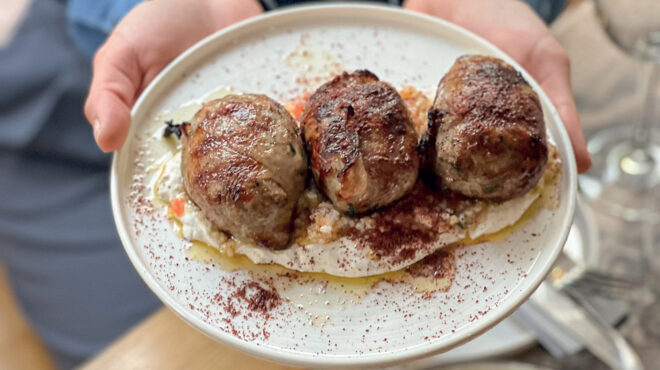 στον-κεραμεικό-για-ζουμερές-σεφταλιέ-563547016