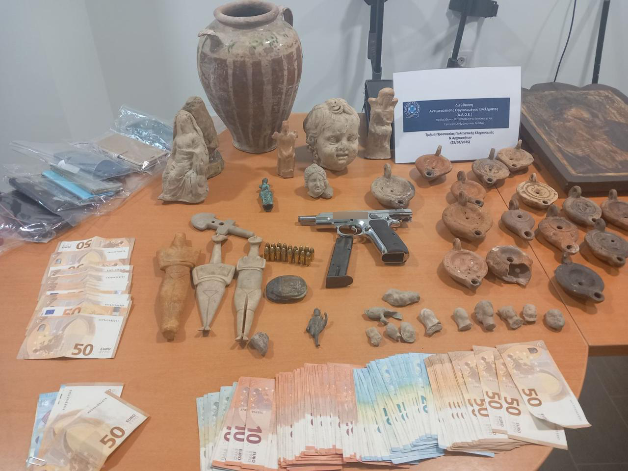 Κύκλωμα αρχαιοκαπηλίας στην Κρήτη: Αναζητώντας το ακριβοθώρητο χρυσό στεφάνι-1