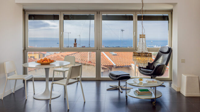 ενα-σπίτι-με-θέα-στον-θερμαϊκό-γεμάτο-φ-563555440