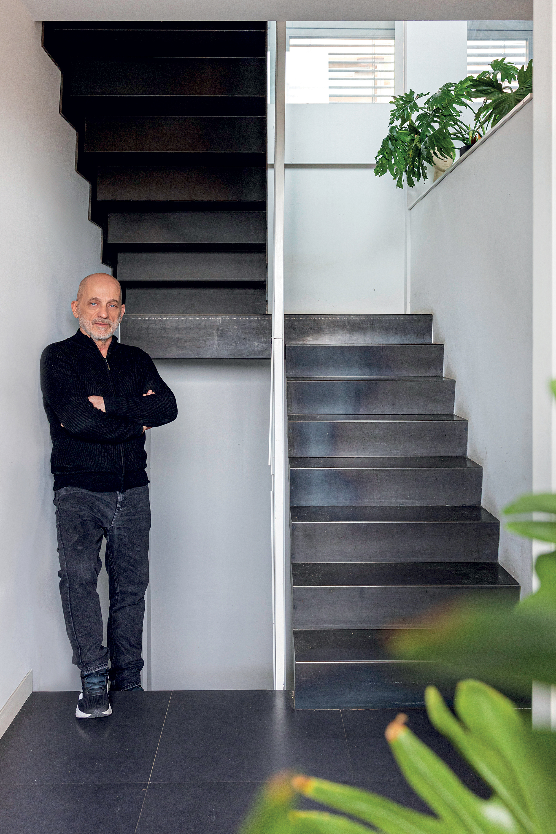 Ενα σπίτι με θέα στον Θερμαϊκό γεμάτο φυτά και τέχνη-1