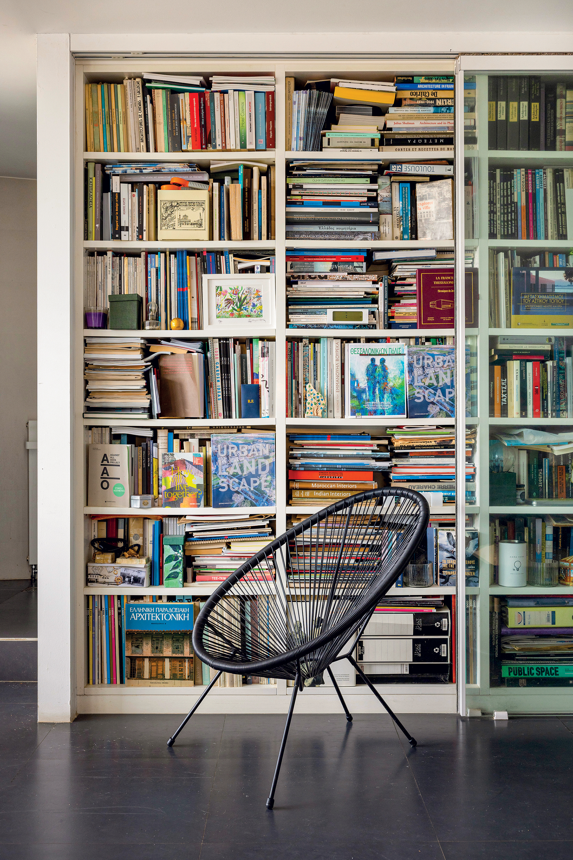 Ενα σπίτι με θέα στον Θερμαϊκό γεμάτο φυτά και τέχνη-3