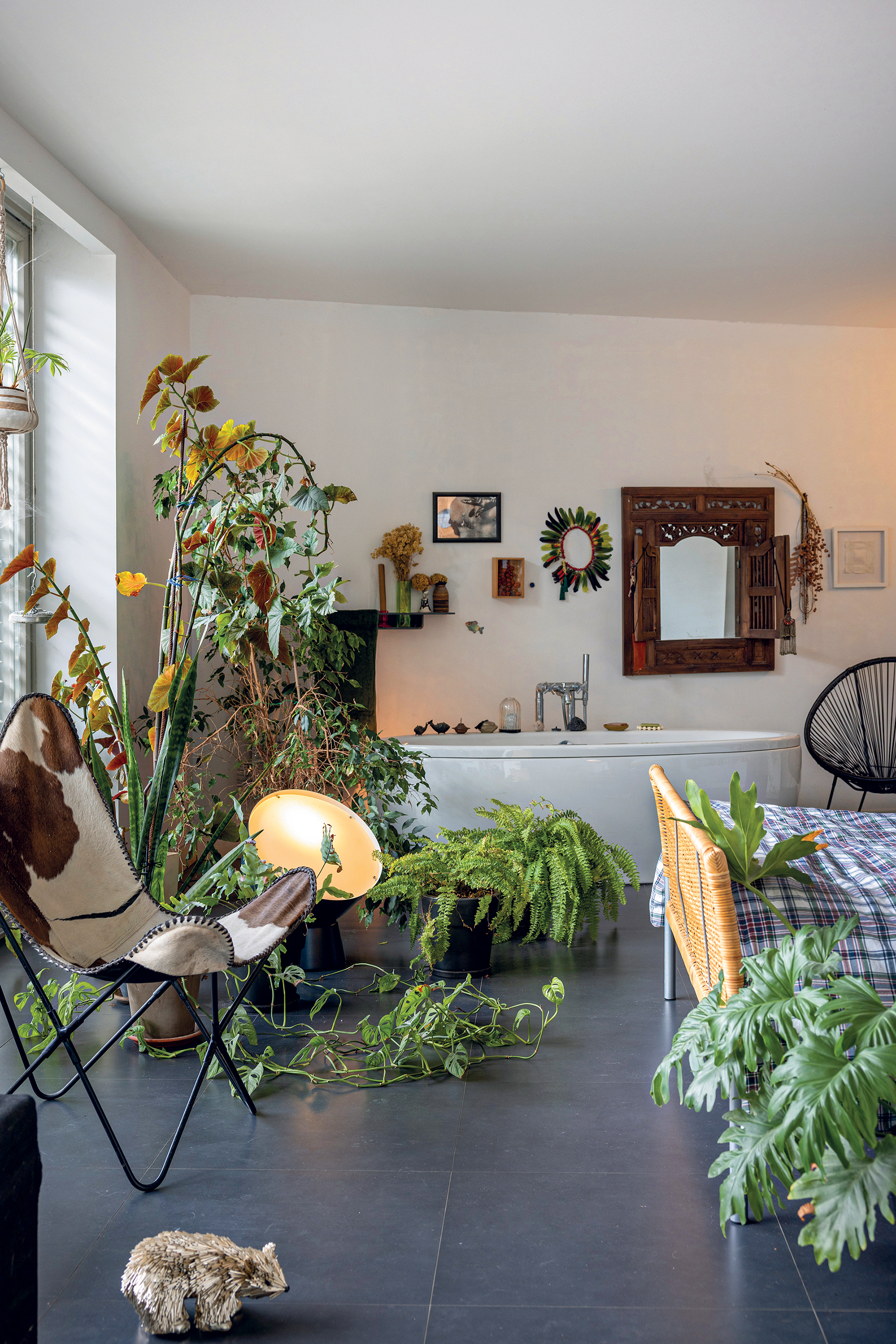 Ενα σπίτι με θέα στον Θερμαϊκό γεμάτο φυτά και τέχνη-4