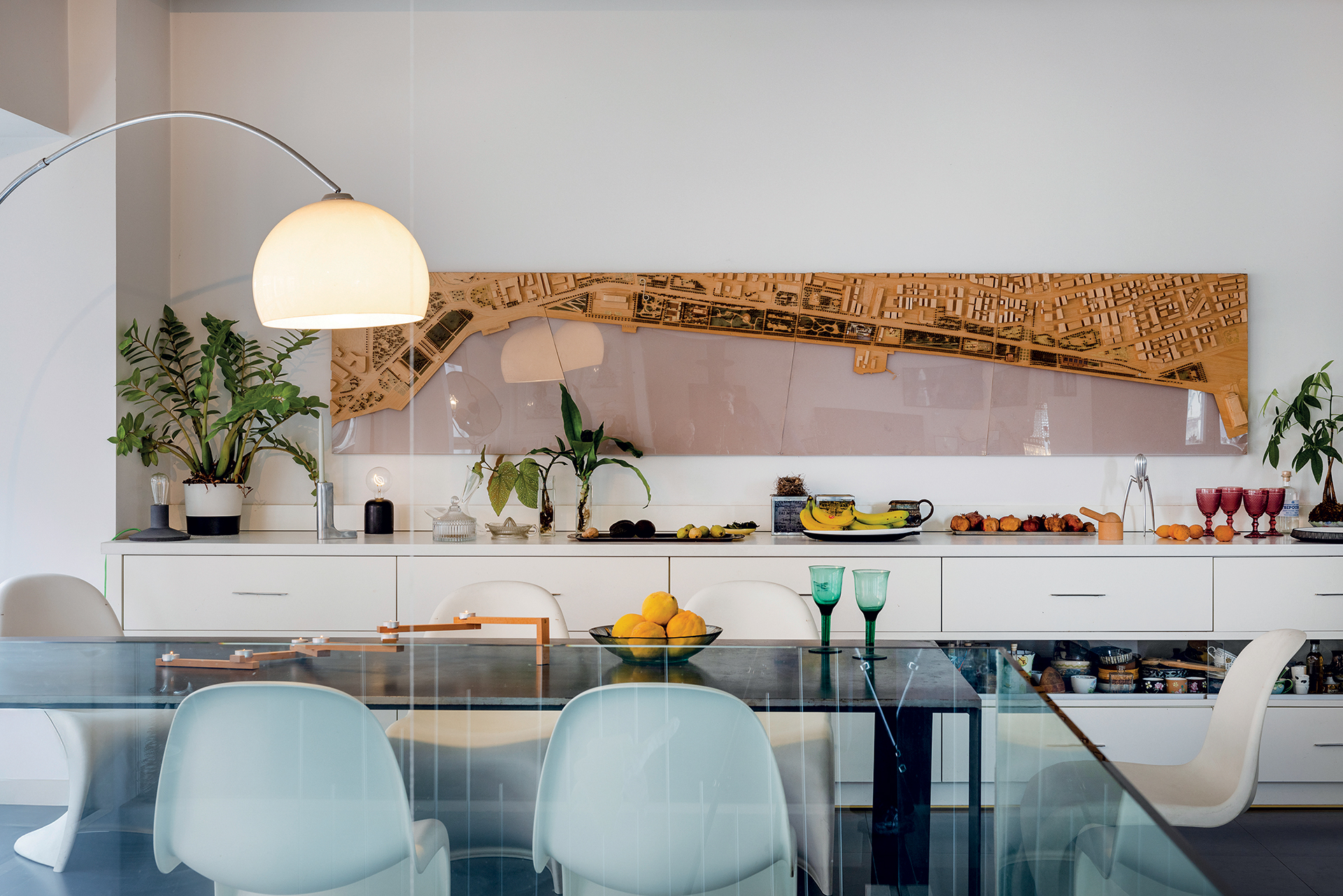 Ενα σπίτι με θέα στον Θερμαϊκό γεμάτο φυτά και τέχνη-5