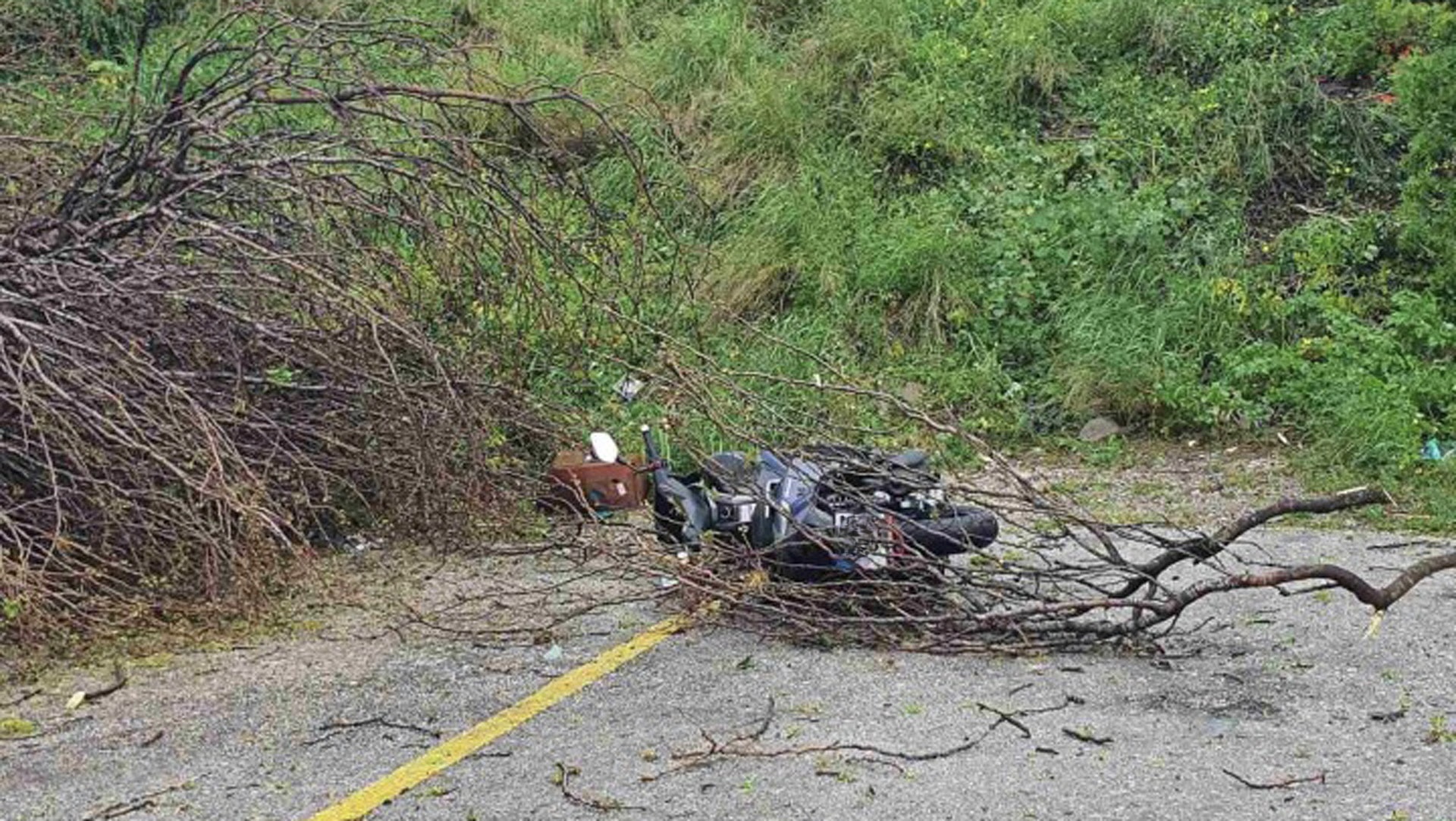 Ρόδος: Ανεμοστρόβιλος προκάλεσε ζημιές σε κτίρια και οχήματα-3