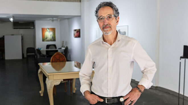 στην-ταλαιπωρημένη-κάτω-όχθη-της-οδού-563569510