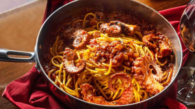 χταπόδι-γουλιασμένο-με-ζυμαρικά-ή-άλλ-563566957