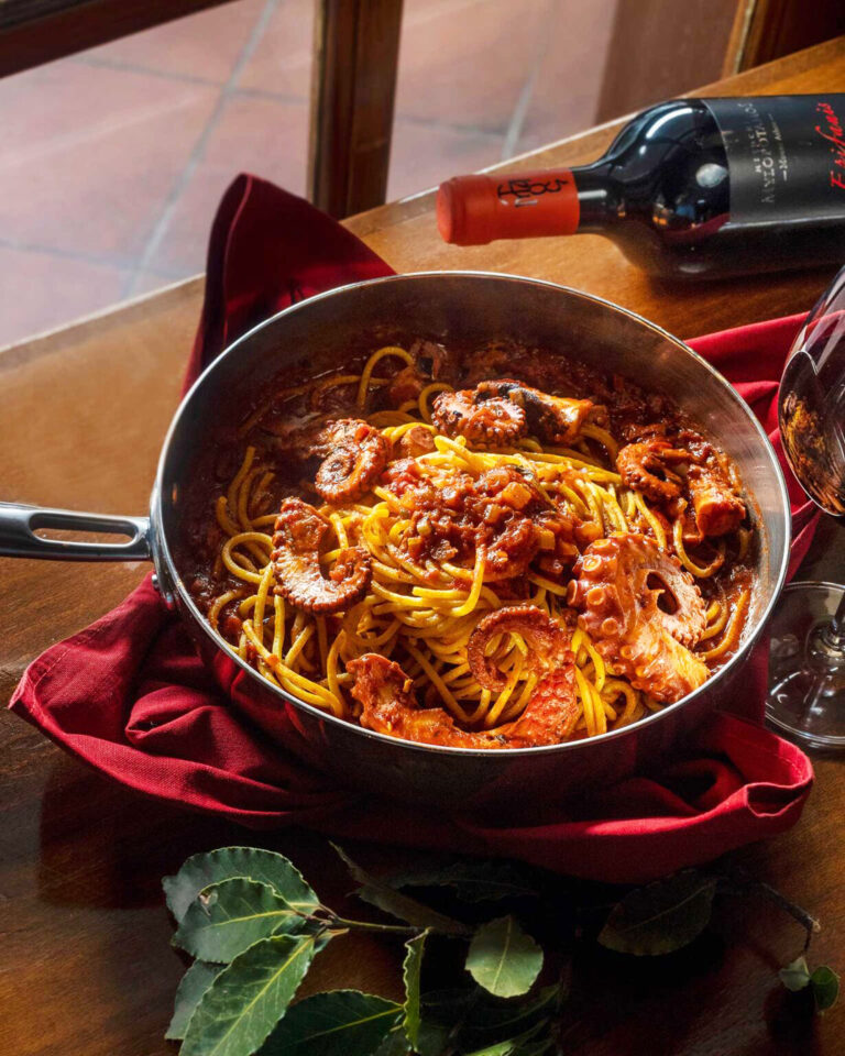 χταπόδι-γουλιασμένο-με-ζυμαρικά-ή-άλλ-563566957