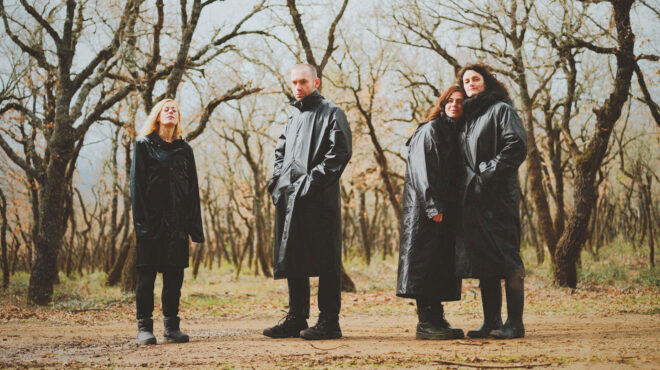 σκληρή-ματιά-στην-κοινωνία-563580892