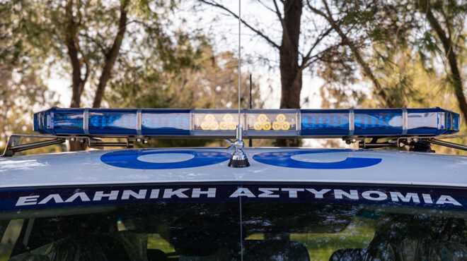 ανδρας-προσπάθησε-να-αρπάξει-τρία-παι-563573953