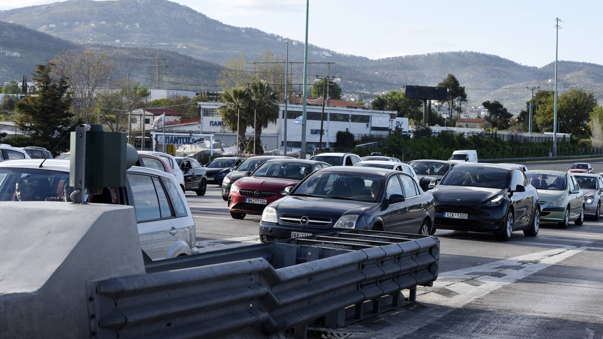 Κορυφώνεται η έξοδος του Πάσχα: Ουρές στα διόδια, μεγάλη κίνηση στα λιμάνια-2