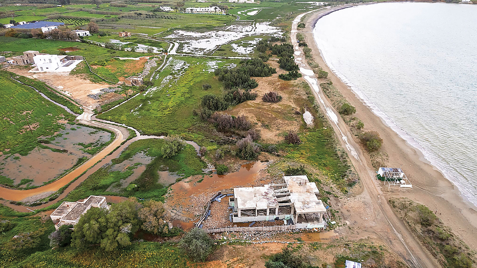 Κατασκευαστικά παράδοξα παρά θίν’ αλός – Χτίζουν με άδεια μέσα στο ρέμα-1