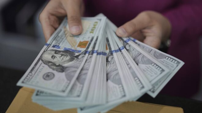 το-δολάριο-υπό-πίεση-στα-ύψη-ο-χρυσός-563560666