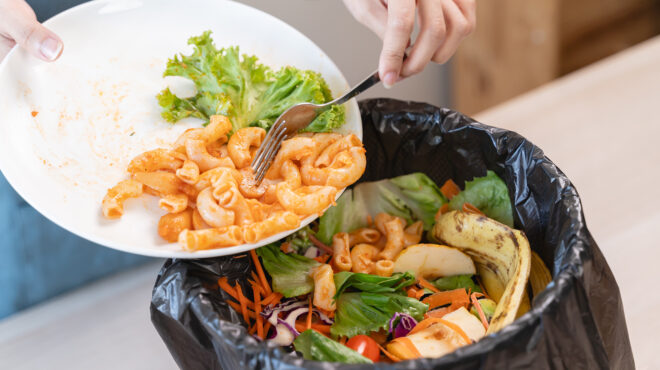 ποιος-πετάει-e-1-000-στα-σκουπίδια-563589100