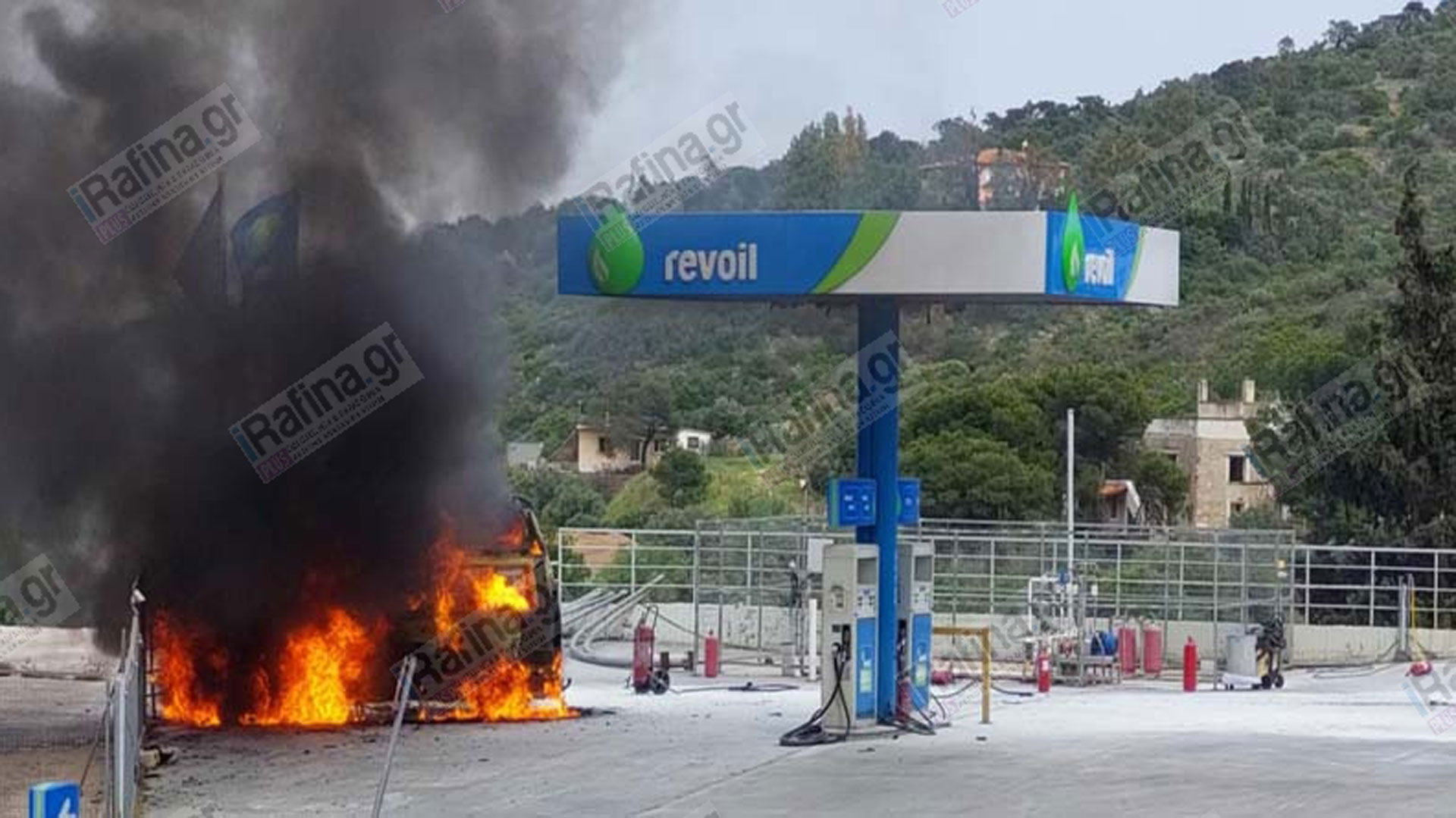 Λ. Μαραθώνος: Στις φλόγες τυλίχθηκε βαν σε βενζινάδικο-3