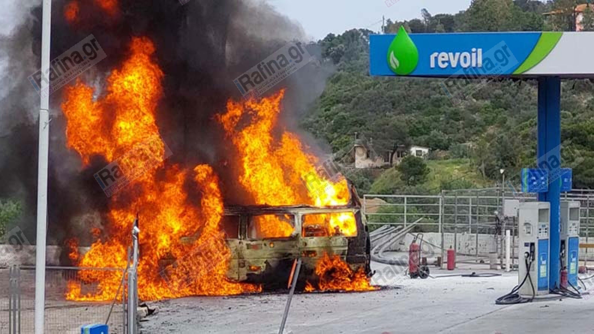 Λ. Μαραθώνος: Στις φλόγες τυλίχθηκε βαν σε βενζινάδικο-2