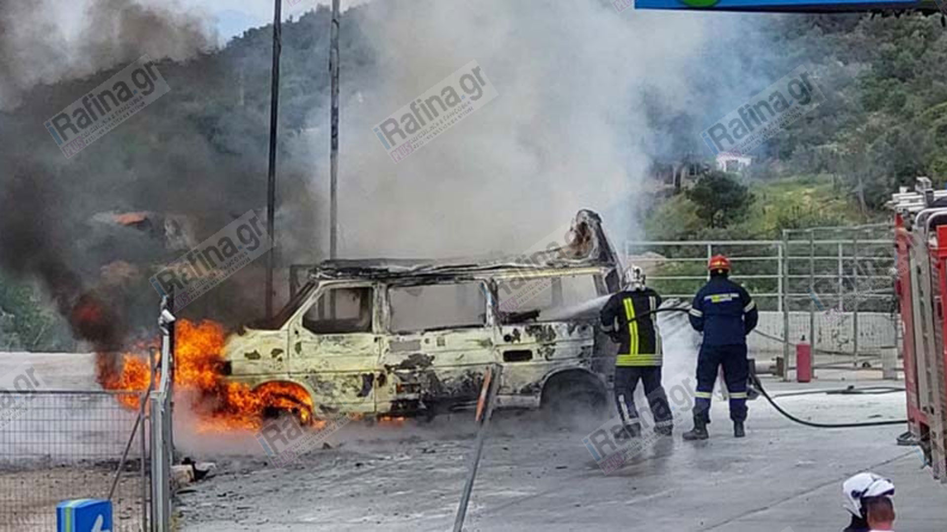 Λ. Μαραθώνος: Στις φλόγες τυλίχθηκε βαν σε βενζινάδικο-1