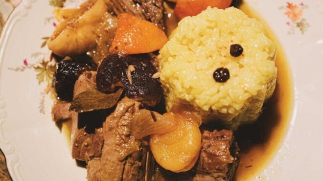 φρέσκος-τόνος-στιφάδο-στον-ταβά-με-ξερ-563558764