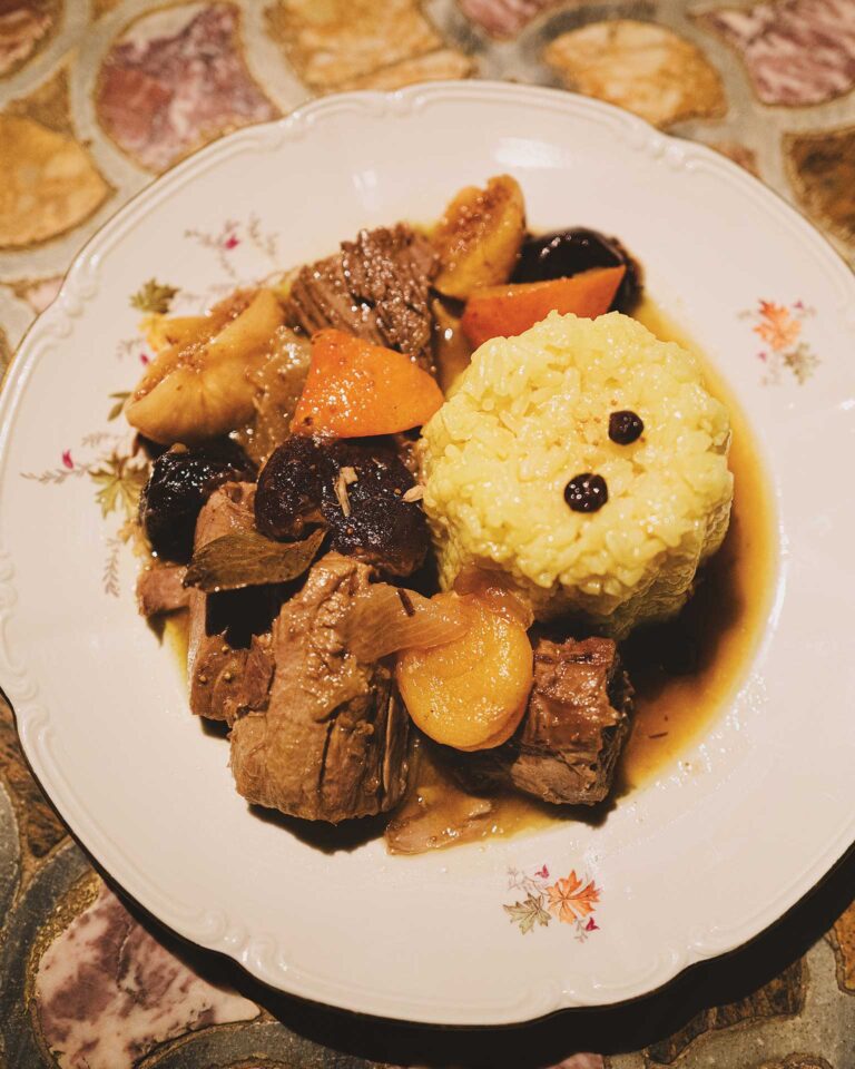 φρέσκος-τόνος-στιφάδο-στον-ταβά-με-ξερ-563558764