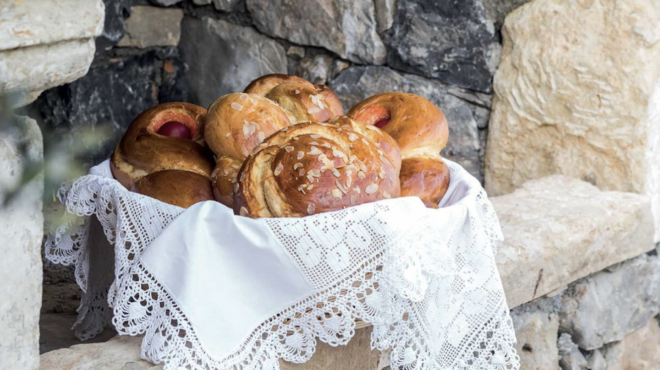 τσουρέκια-ζυμωμένα-με-γάλα-από-την-κρή-563563366