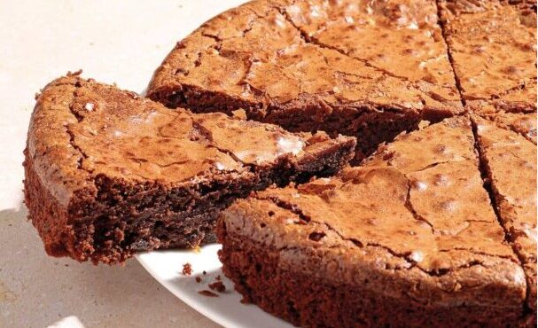 ζουμερό-κέικ-σοκολάτα-με-ξερά-δαμάσκη-563551753