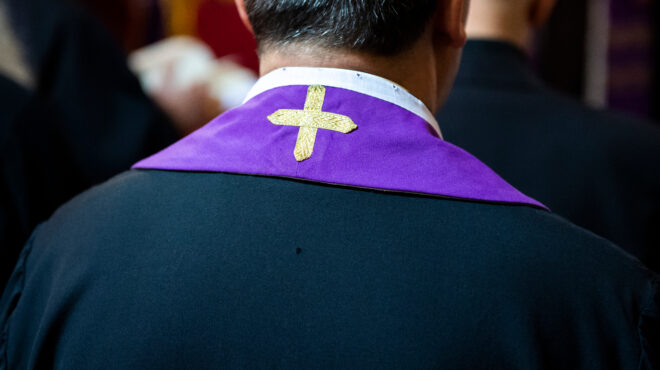 ιταλία-καθολικός-ιερέας-σε-κατ-οίκον-563567434