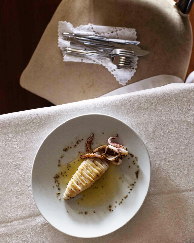 καλαμάρι-στη-στιγμή-ψητό-και-γλυκανισ-563574448