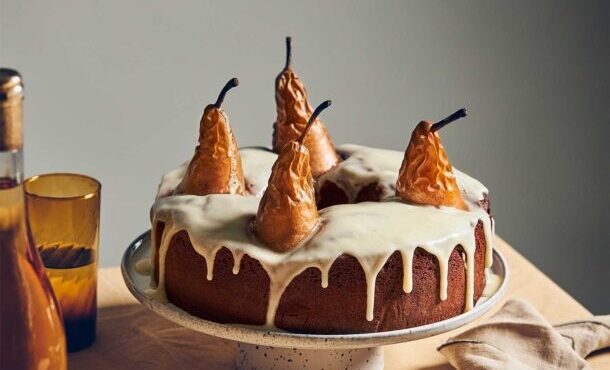 κέικ-σοκολάτα-με-ολόκληρα-αχλάδια-και-563584198