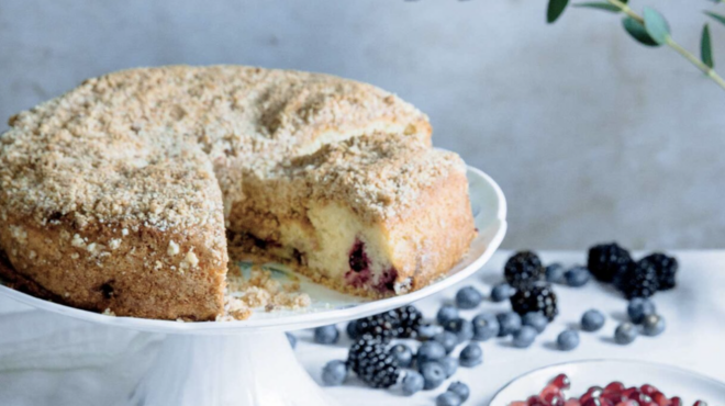 κέικ-με-κόκκινα-φρούτα-και-τραγανή-αρω-563584594