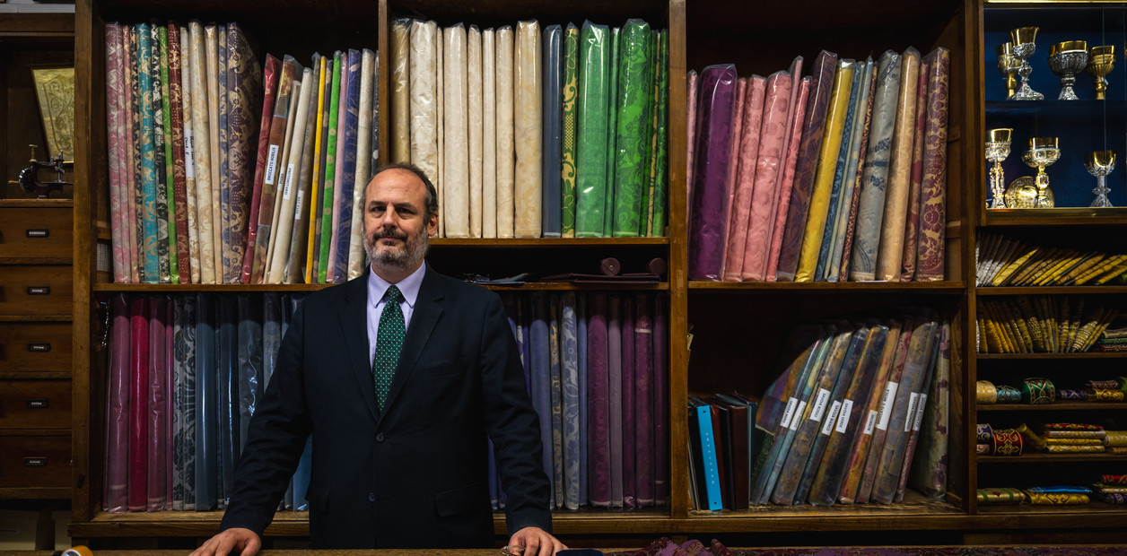 «Ηταν ο πιο ταπεινός μας πελάτης» – Ο ράφτης του Πάπα Φραγκίσκου στην «Κ»-4