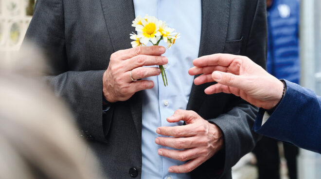 επιστροφή-στο-πεζοδρόμιο-563572240