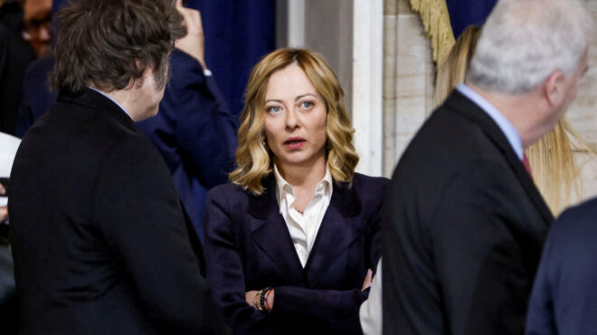 ελπίδες-αλλά-και-καχυποψία-η-ευρώπη-με-563567128