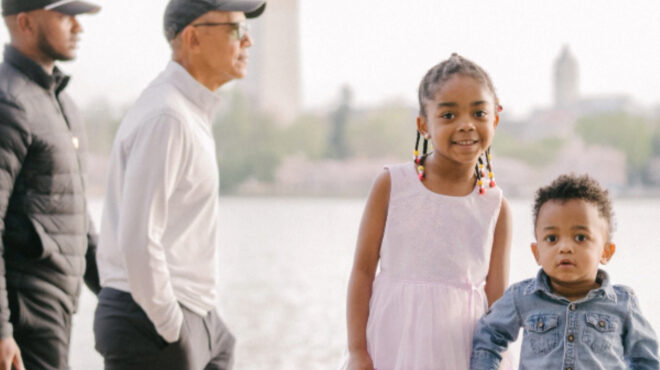 μπαράκ-ομπάμα-to-viral-photobombing-σε-οικογενειακή-φω-563544430