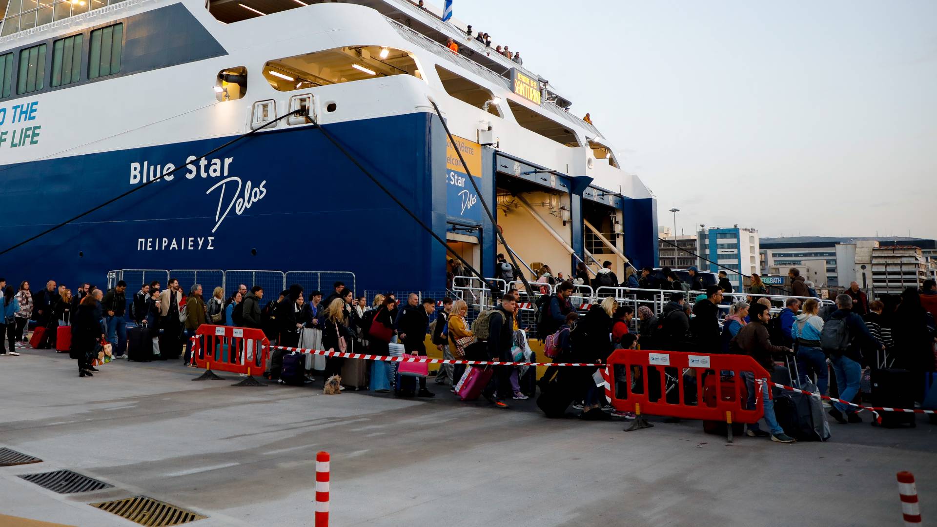 Κορυφώνεται η έξοδος του Πάσχα: Ουρές στα διόδια, μεγάλη κίνηση στα λιμάνια-1