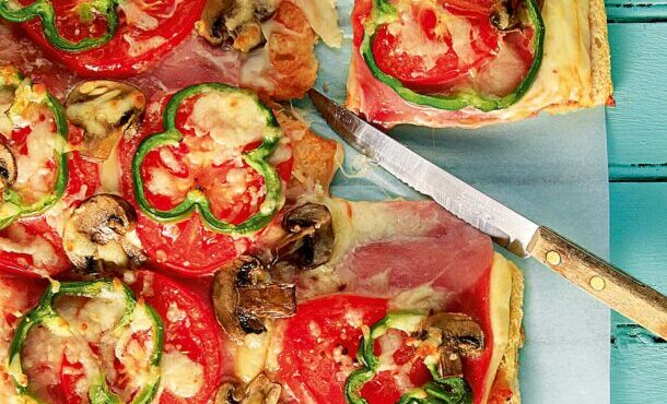 πίτσα-εξπρές-στη-λαμαρίνα-του-φούρνου-563573830