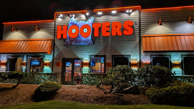hooters-η-αλυσίδα-εστιατορίων-κατέθεσε-αίτη-563542993