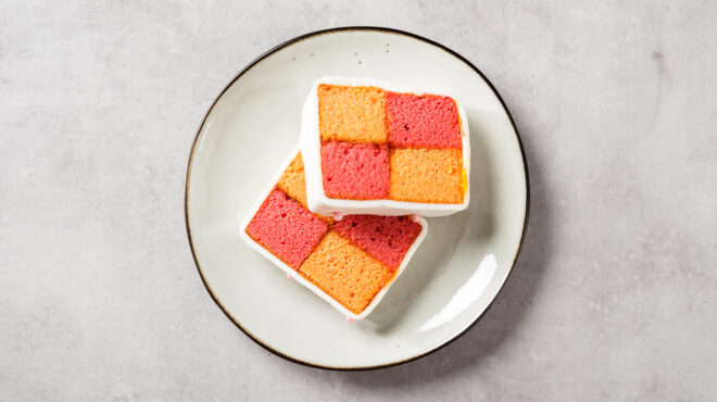 το-κλασικό-αγγλικό-κέικ-σκακιέρα-battenberg-cake-563542144