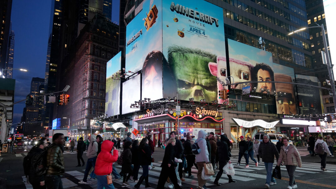 προσοχή-στην-αίθουσα-πετάνε-κοτόπουλ-563567806