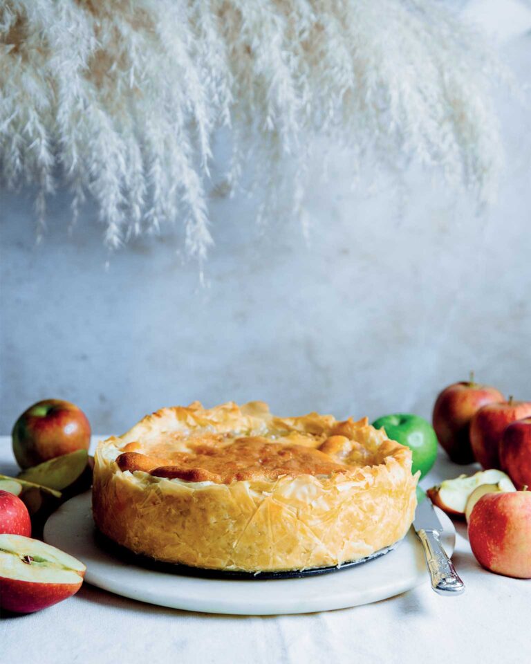 σιροπιαστό-κέικ-βανίλια-με-γέμιση-μηλ-563556580