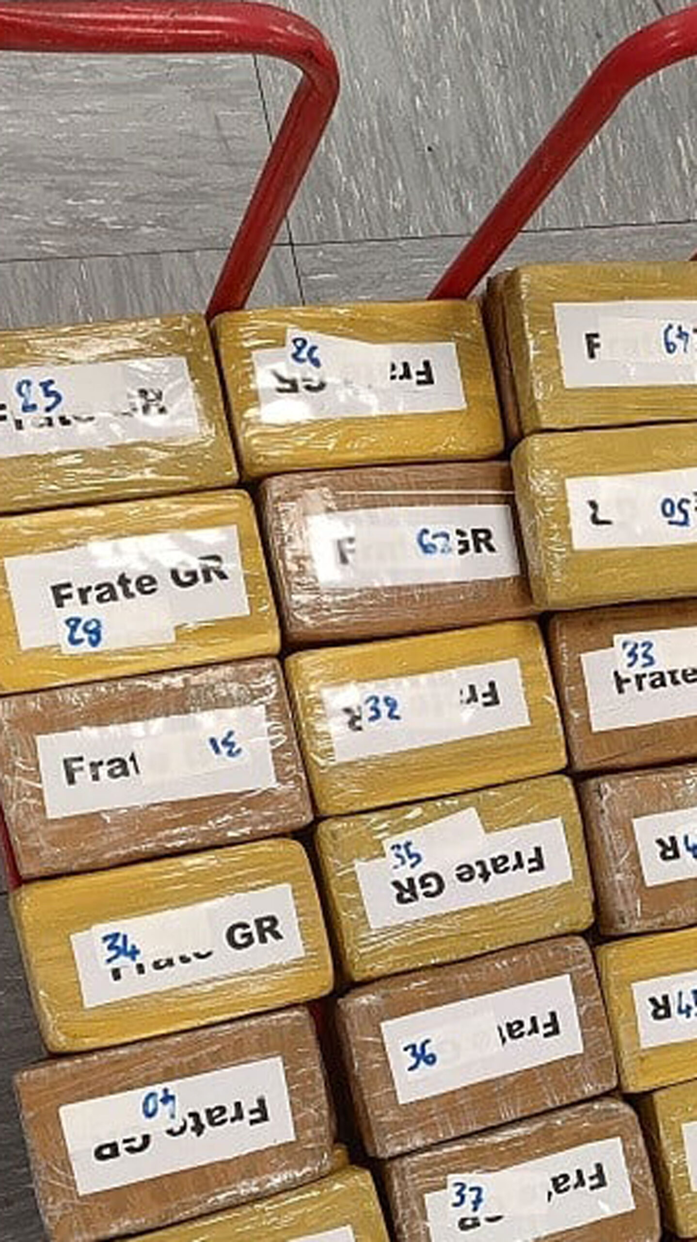 λιμάνι-πειραιά-οι-γαρίδες-έκρυβαν-56-563576560