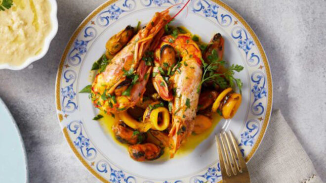 τηγανιά-θαλασσινών-με-κρέμα-από-κόκκι-563588422