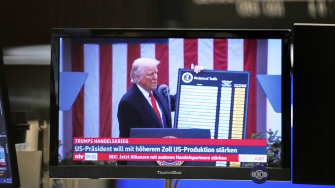 η-wall-street-σε-περιδίνηση-με-φόντο-τους-δασμού-563546728