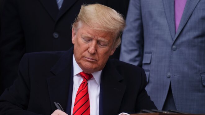 ο-τραμπ-ειρωνεύεται-τους-καναδούς-ανή-563585011