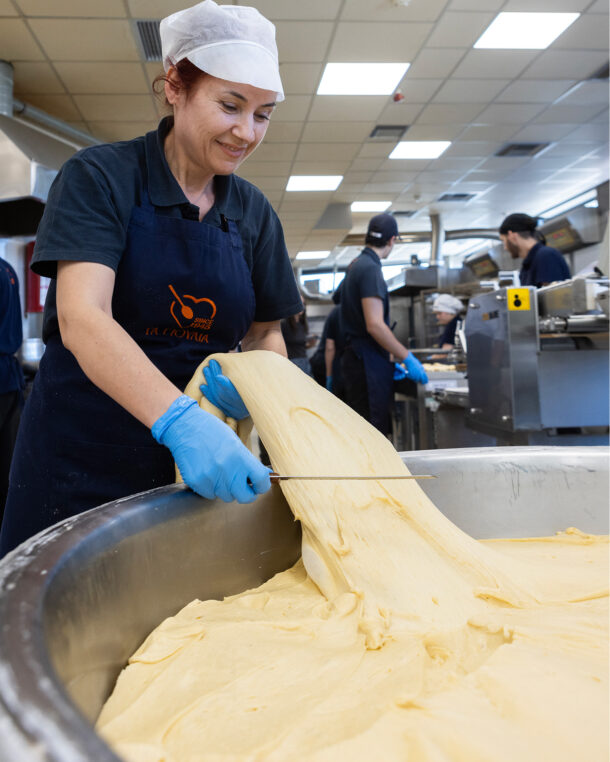 Τα Γιούλια: στη Νέα Ιωνία από το 1945 για αφρατό τσουρέκι και χιονούλες-2