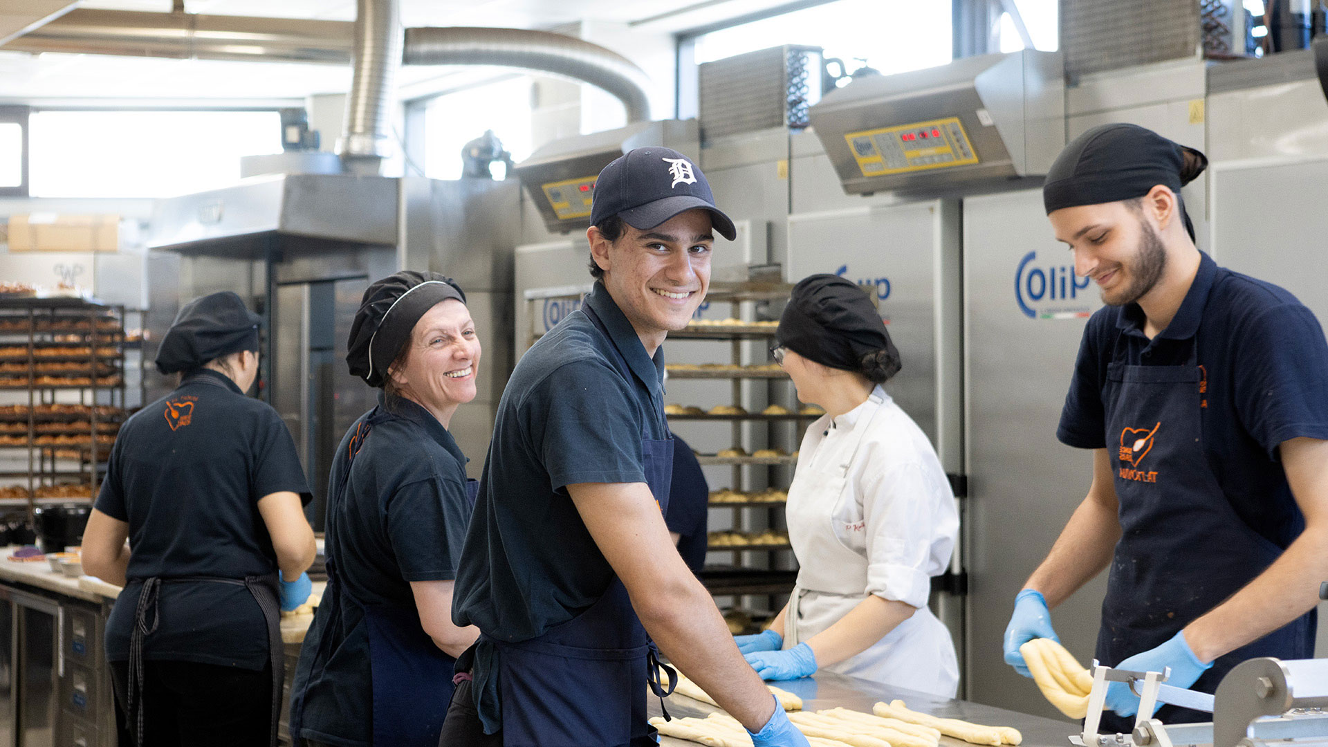 Τα Γιούλια: στη Νέα Ιωνία από το 1945 για αφρατό τσουρέκι και χιονούλες-1