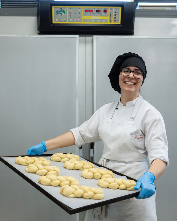 Τα Γιούλια: στη Νέα Ιωνία από το 1945 για αφρατό τσουρέκι και χιονούλες-3