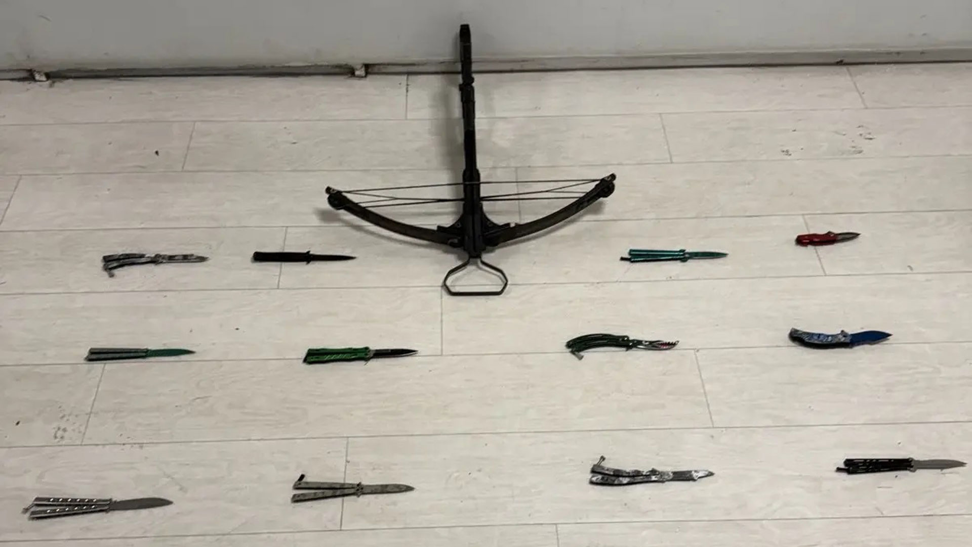 Περιστέρι: Κατασχέθηκαν μαχαίρια και ξίφη από κατάστημα – Μία σύλληψη-2