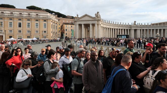 βατικανό-100-000-πιστοί-αποχαιρετούν-τον-πά-563576983